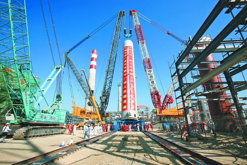 世界最大加氢裂化反应器吊装成功(图),石油石化