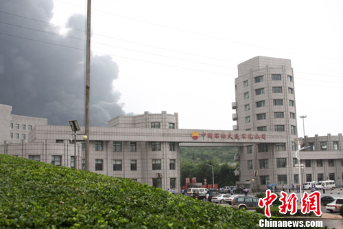 中石油大连分公司储油罐起火
